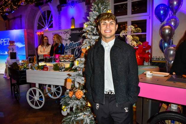 ABBkoeln: Maurice Fuchs Saenger Musiker zu Gast auf Katys X Mas Wonderland Weihnachts Party in der Wolkenburg am 02.12.2025 in Koeln NRW Deutschland