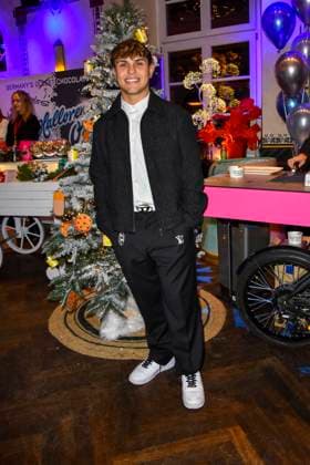 ABBkoeln: Maurice Fuchs Saenger Musiker zu Gast auf Katys X Mas Wonderland Weihnachts Party in der Wolkenburg am 02.12.2025 in Koeln NRW Deutschland