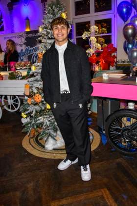ABBkoeln: Maurice Fuchs Saenger Musiker zu Gast auf Katys X Mas Wonderland Weihnachts Party in der Wolkenburg am 02.12.2025 in Koeln NRW Deutschland