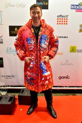 ABBkoeln: Lucas Cordalis deutscher Saenger traegt einen Rot Bunten Mantel zu Gast auf Katys X Mas Wonderland Weihnachts Party in der Wolkenburg am 02.12.2025 in Koeln NRW Deutschland