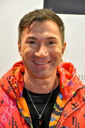 ABBkoeln: Lucas Cordalis deutscher Saenger traegt einen Rot Bunten Mantel zu Gast auf Katys X Mas Wonderland Weihnachts Party in der Wolkenburg am 02.12.2025 in Koeln NRW Deutschland