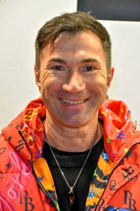 ABBkoeln: Lucas Cordalis deutscher Saenger traegt einen Rot Bunten Mantel zu Gast auf Katys X Mas Wonderland Weihnachts Party in der Wolkenburg am 02.12.2025 in Koeln NRW Deutschland