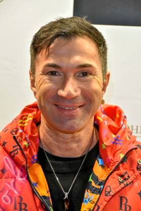 ABBkoeln: Lucas Cordalis deutscher Saenger traegt einen Rot Bunten Mantel zu Gast auf Katys X Mas Wonderland Weihnachts Party in der Wolkenburg am 02.12.2025 in Koeln NRW Deutschland
