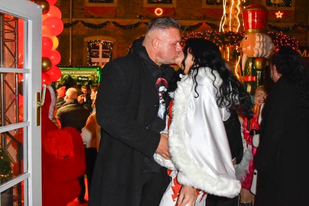 ABBkoeln:Iris Klein-Katzenberger und Stefan Braun Reality-TV-Paar Weihnachhtskleid zu Gast auf Katys X Mas Wonderland Weihnachts Party in der Wolkenburg am 02.12.2025 in Koeln NRW Deutschland