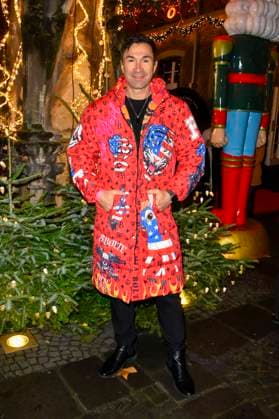 ABBkoeln: Lucas Cordalis deutscher Saenger traegt einen Rot Bunten Mantel zu Gast auf Katys X Mas Wonderland Weihnachts Party in der Wolkenburg am 02.12.2025 in Koeln NRW Deutschland
