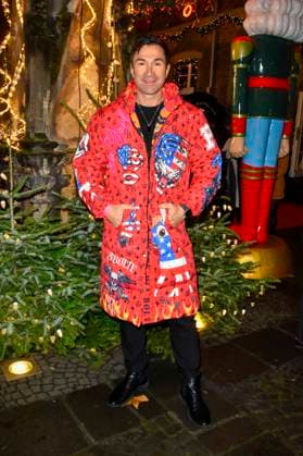 ABBkoeln: Lucas Cordalis deutscher Saenger traegt einen Rot Bunten Mantel zu Gast auf Katys X Mas Wonderland Weihnachts Party in der Wolkenburg am 02.12.2025 in Koeln NRW Deutschland