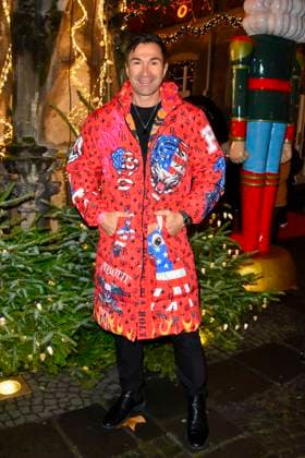 ABBkoeln: Lucas Cordalis deutscher Saenger traegt einen Rot Bunten Mantel zu Gast auf Katys X Mas Wonderland Weihnachts Party in der Wolkenburg am 02.12.2025 in Koeln NRW Deutschland