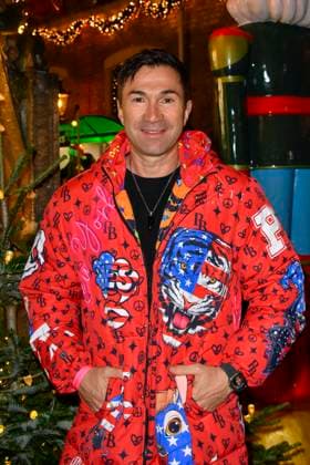 ABBkoeln: Lucas Cordalis deutscher Saenger traegt einen Rot Bunten Mantel zu Gast auf Katys X Mas Wonderland Weihnachts Party in der Wolkenburg am 02.12.2025 in Koeln NRW Deutschland