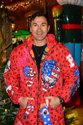 ABBkoeln: Lucas Cordalis deutscher Saenger traegt einen Rot Bunten Mantel zu Gast auf Katys X Mas Wonderland Weihnachts Party in der Wolkenburg am 02.12.2025 in Koeln NRW Deutschland