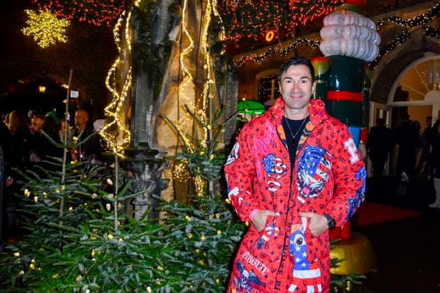 ABBkoeln: Lucas Cordalis deutscher Saenger traegt einen Rot Bunten Mantel zu Gast auf Katys X Mas Wonderland Weihnachts Party in der Wolkenburg am 02.12.2025 in Koeln NRW Deutschland