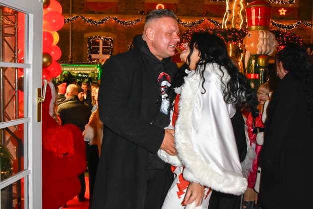 ABBkoeln:Iris Klein-Katzenberger und Stefan Braun Reality-TV-Paar Weihnachhtskleid zu Gast auf Katys X Mas Wonderland Weihnachts Party in der Wolkenburg am 02.12.2025 in Koeln NRW Deutschland