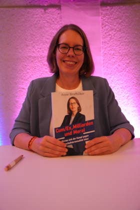Veranstaltung in der Urania in Berlin GER, Berlin, 20251202, Buchvorstellung und Diskussion mit Anne Brorhilker, Cum Ex, Milliarden und Moral
