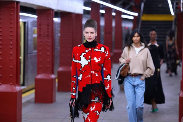 Chanel Metiers D Art Show 2026 - Runway - NYC Model is walking the runway during the Chanel Metiers D Art Show 2026 in New York on December 2, 2025. Photo by Charles Guerin ABACAPRESS.COM New York City NY United States  Copyright: xGuerinxCharles ABACAx