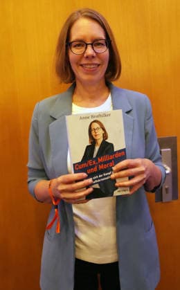 Veranstaltung in der Urania in Berlin GER, Berlin, 20251202, Buchvorstellung und Diskussion mit Anne Brorhilker, Cum Ex, Milliarden und Moral