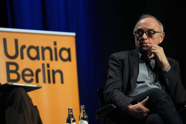 Veranstaltung in der Urania in Berlin GER, Berlin, 20251202, Norbert Walter Borjans, Minister der Finanzen des Landes Nordrhein Westfalen, bei der Buchvorstellung und Diskussion mit Anne Brorhilker, Cum Ex, Milliarden und Moral