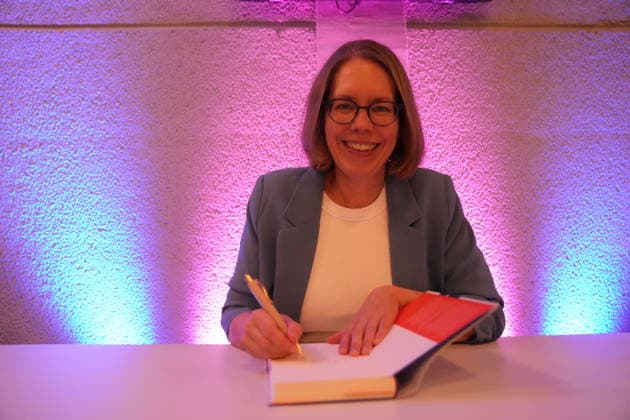 Veranstaltung in der Urania in Berlin GER, Berlin, 20251202, Buchvorstellung und Diskussion mit Anne Brorhilker, Cum Ex, Milliarden und Moral
