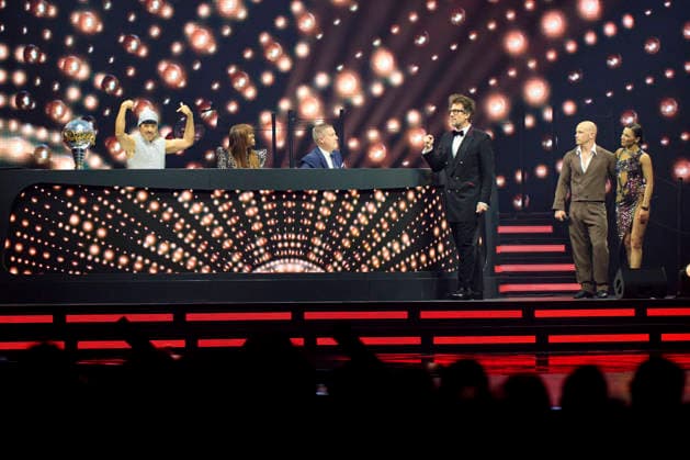 Jorge Gonzalez, Motsi Mabuse, Joachim Llambi, Daniel Hartwich, Fabian Hambüchen und Anastasia Maruster bei Let s Dance - Die Live-Tour 2025 im Hallenstadion. Zürich, 02.12.2025