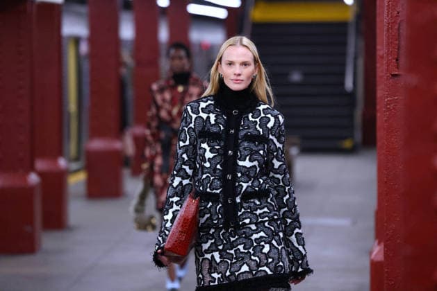 Chanel Metiers D Art Show 2026 - Runway - NYC Model is walking the runway during the Chanel Metiers D Art Show 2026 in New York on December 2, 2025. Photo by Charles Guerin ABACAPRESS.COM New York City NY United States  Copyright: xGuerinxCharles ABACAx