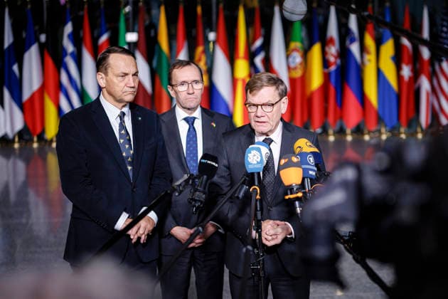Johann Wadephul (CDU), Bundesaussenminister, gibt vor Beginn eines Treffens der NATO-Aussenministerinnen und Aussenminister einen Doorstep. Hier zusammen mit Radoslaw Sikorski, Aussenminister von Polen, und Espen Barth Eide, Aussenminister von Norwegen. Bruessel, 03.12.2025. Fotografiert im Auftrag des Auswaertigen Amtes Bruessel Belgien *** Johann Wadephul CDU , Federal Foreign Minister, gives a doorstep before the start of a meeting of NATO foreign ministers Here together with Radoslaw Sikorski, Foreign Minister of Poland, and Espen Barth Eide, Foreign Minister of Norway Brussels, 03 12 2025 Photographed on behalf of the Federal Foreign Office Brussels Belgium Copyright: xThomasxTrutschel AAx
