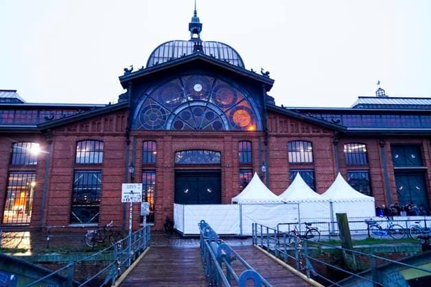 CNTVhamburg: SandraQuadflieg Schauspielerin als Promi Helfer bei der Weihnachtsfeier fuer Obdachlose Menschen unter dem Motto Mehr als eine warme Mahlzeit in der Fischauktionshalle am 02.12.2025 in Hamburg Hamburg Deutschland