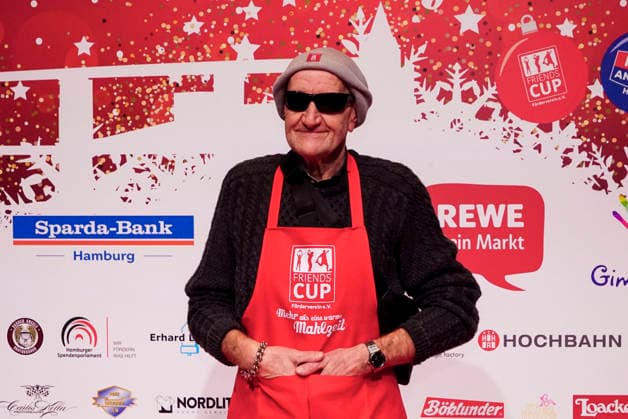 CNTVhamburg: Eddy Kante war sein halbes Leben Bodyguard von Udo Lindenberg als Promi Helfer bei der Weihnachtsfeier fuer Obdachlose Menschen unter dem Motto Mehr als eine warme Mahlzeit in der Fischauktionshalle am 02.12.2025 in Hamburg Hamburg Deutschland