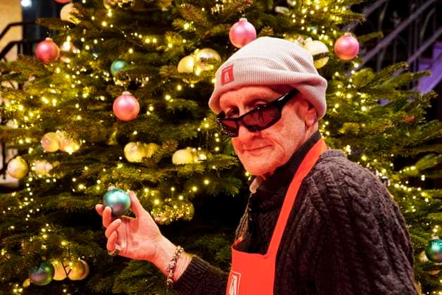 CNTVhamburg: Eddy Kante war sein halbes Leben Bodyguard von Udo Lindenberg als Promi Helfer bei der Weihnachtsfeier fuer Obdachlose Menschen unter dem Motto Mehr als eine warme Mahlzeit in der Fischauktionshalle am 02.12.2025 in Hamburg Hamburg Deutschland