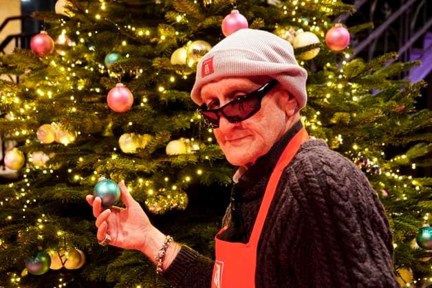 CNTVhamburg: Eddy Kante war sein halbes Leben Bodyguard von Udo Lindenberg als Promi Helfer bei der Weihnachtsfeier fuer Obdachlose Menschen unter dem Motto Mehr als eine warme Mahlzeit in der Fischauktionshalle am 02.12.2025 in Hamburg Hamburg Deutschland