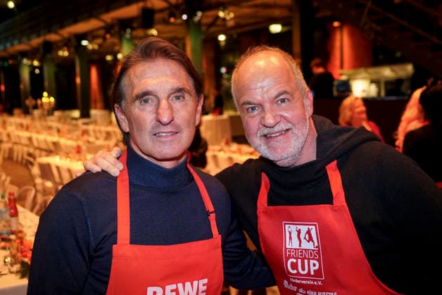 CNTVhamburg: Bruno Labadia und Marek Erhard als Promi Helfer bei der Weihnachtsfeier fuer Obdachlose Menschen unter dem Motto Mehr als eine warme Mahlzeit in der Fischauktionshalle am 02.12.2025 in Hamburg Hamburg Deutschland