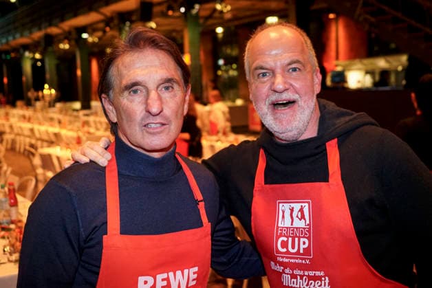 CNTVhamburg: Bruno Labadia und Marek Erhard als Promi Helfer bei der Weihnachtsfeier fuer Obdachlose Menschen unter dem Motto Mehr als eine warme Mahlzeit in der Fischauktionshalle am 02.12.2025 in Hamburg Hamburg Deutschland