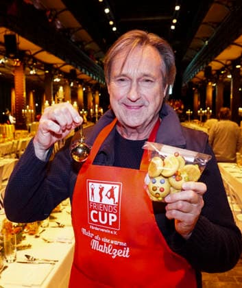 CNTVhamburg: Helmut Zierl Schauspieler als Promi Helfer bei der Weihnachtsfeier fuer Obdachlose Menschen unter dem Motto Mehr als eine warme Mahlzeit in der Fischauktionshalle am 02.12.2025 in Hamburg Hamburg Deutschland
