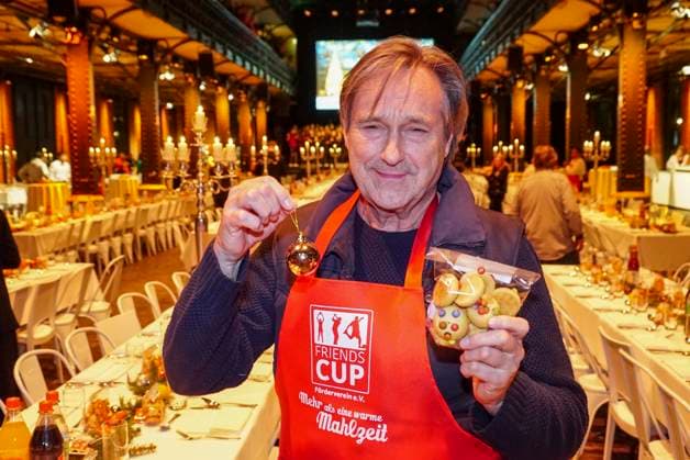 CNTVhamburg: Helmut Zierl Schauspieler als Promi Helfer bei der Weihnachtsfeier fuer Obdachlose Menschen unter dem Motto Mehr als eine warme Mahlzeit in der Fischauktionshalle am 02.12.2025 in Hamburg Hamburg Deutschland