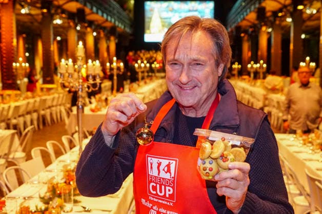 CNTVhamburg: Helmut Zierl Schauspieler als Promi Helfer bei der Weihnachtsfeier fuer Obdachlose Menschen unter dem Motto Mehr als eine warme Mahlzeit in der Fischauktionshalle am 02.12.2025 in Hamburg Hamburg Deutschland