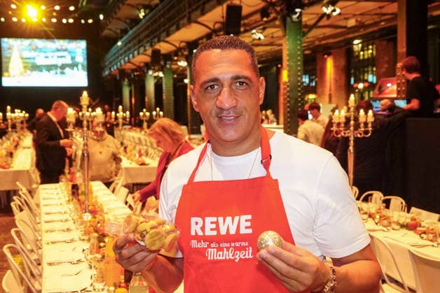 CNTVhamburg: Ismail Özen Oezen tuerkischer Boxpromoter als Promi Helfer bei der Weihnachtsfeier fuer Obdachlose Menschen unter dem Motto Mehr als eine warme Mahlzeit in der Fischauktionshalle am 02.12.2025 in Hamburg Hamburg Deutschland