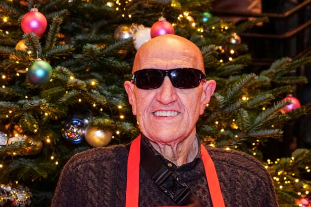 CNTVhamburg: Eddy Kante war sein halbes Leben Bodyguard von Udo Lindenberg als Promi Helfer bei der Weihnachtsfeier fuer Obdachlose Menschen unter dem Motto Mehr als eine warme Mahlzeit in der Fischauktionshalle am 02.12.2025 in Hamburg Hamburg Deutschland