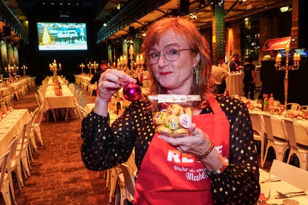 CNTVhamburg: Nina Petri Schauspielerin als Promi Helfer bei der Weihnachtsfeier fuer Obdachlose Menschen unter dem Motto Mehr als eine warme Mahlzeit in der Fischauktionshalle am 02.12.2025 in Hamburg Hamburg Deutschland