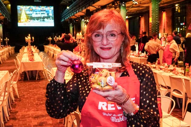 CNTVhamburg: Nina Petri Schauspielerin als Promi Helfer bei der Weihnachtsfeier fuer Obdachlose Menschen unter dem Motto Mehr als eine warme Mahlzeit in der Fischauktionshalle am 02.12.2025 in Hamburg Hamburg Deutschland