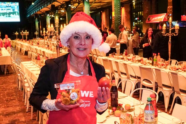 CNTVhamburg: Tanja Schumann Schauspielerin als Promi Helfer bei der Weihnachtsfeier fuer Obdachlose Menschen unter dem Motto Mehr als eine warme Mahlzeit in der Fischauktionshalle am 02.12.2025 in Hamburg Hamburg Deutschland