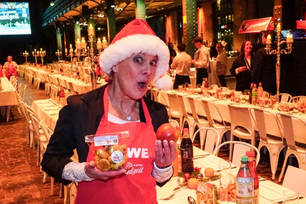 CNTVhamburg: Tanja Schumann Schauspielerin als Promi Helfer bei der Weihnachtsfeier fuer Obdachlose Menschen unter dem Motto Mehr als eine warme Mahlzeit in der Fischauktionshalle am 02.12.2025 in Hamburg Hamburg Deutschland