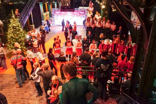 CNTVhamburg: Innenansicht Fischautionshalle Tisch Stuehle Besucher bei der Weihnachtsfeier fuer Obdachlose Menschen unter dem Motto Mehr als eine warme Mahlzeit in der Fischauktionshalle am 02.12.2025 in Hamburg Hamburg Deutschland