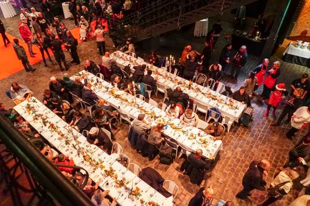 CNTVhamburg: Innenansicht Fischautionshalle Tisch Stuehle Besucher bei der Weihnachtsfeier fuer Obdachlose Menschen unter dem Motto Mehr als eine warme Mahlzeit in der Fischauktionshalle am 02.12.2025 in Hamburg Hamburg Deutschland