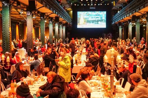 CNTVhamburg: Innenansicht Fischautionshalle Tisch Stuehle Besucher bei der Weihnachtsfeier fuer Obdachlose Menschen unter dem Motto Mehr als eine warme Mahlzeit in der Fischauktionshalle am 02.12.2025 in Hamburg Hamburg Deutschland