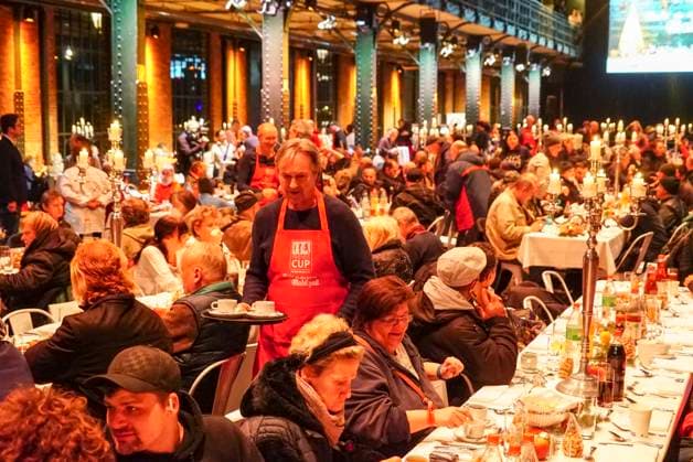 CNTVhamburg: Innenansicht Fischautionshalle Tisch Stuehle Besucher bei der Weihnachtsfeier fuer Obdachlose Menschen unter dem Motto Mehr als eine warme Mahlzeit in der Fischauktionshalle am 02.12.2025 in Hamburg Hamburg Deutschland