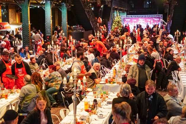 CNTVhamburg: Innenansicht Fischautionshalle Tisch Stuehle Besucher bei der Weihnachtsfeier fuer Obdachlose Menschen unter dem Motto Mehr als eine warme Mahlzeit in der Fischauktionshalle am 02.12.2025 in Hamburg Hamburg Deutschland