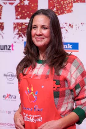 CNTVhamburg: Dana Schweiger Unternehmerin als Promi Helfer bei der Weihnachtsfeier fuer Obdachlose Menschen unter dem Motto Mehr als eine warme Mahlzeit in der Fischauktionshalle am 02.12.2025 in Hamburg Hamburg Deutschland