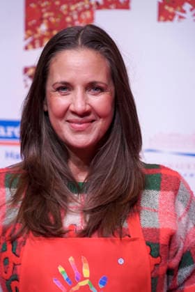 CNTVhamburg: Dana Schweiger Unternehmerin als Promi Helfer bei der Weihnachtsfeier fuer Obdachlose Menschen unter dem Motto Mehr als eine warme Mahlzeit in der Fischauktionshalle am 02.12.2025 in Hamburg Hamburg Deutschland