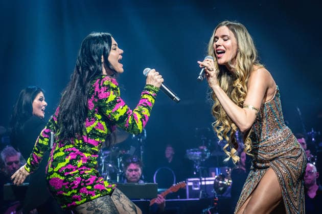 02.12.2025, Vanessa Amorosi (links), Jess Stone (rechts). Im Bildhintergrund links Dirigentin Alexandra Arrieche. 02.12.2025, Die Night of the Proms (NOTP) in der Festhalle Frankfurt. Es ist das 50. Gastspiel in der Gud Stubb der Mainmetropole. Diese und die Veranstaltung am 03.12.2025 sind mit 7.000 bzw. 8.500 Kartenverkäufen ausverkauft. Vor 40 Jahren fand in Antwerpen die erste NOTP statt. Frankfurt Hessen Deutschland