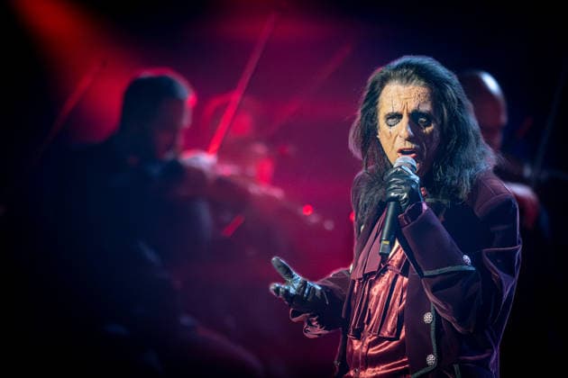 02.12.2025, Alice Cooper. 02.12.2025, Die Night of the Proms (NOTP) in der Festhalle Frankfurt. Es ist das 50. Gastspiel in der Gud Stubb der Mainmetropole. Diese und die Veranstaltung am 03.12.2025 sind mit 7.000 bzw. 8.500 Kartenverkäufen ausverkauft. Vor 40 Jahren fand in Antwerpen die erste NOTP statt. Frankfurt Hessen Deutschland