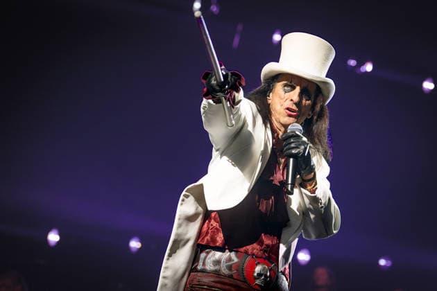 02.12.2025, Alice Cooper. 02.12.2025, Die Night of the Proms (NOTP) in der Festhalle Frankfurt. Es ist das 50. Gastspiel in der Gud Stubb der Mainmetropole. Diese und die Veranstaltung am 03.12.2025 sind mit 7.000 bzw. 8.500 Kartenverkäufen ausverkauft. Vor 40 Jahren fand in Antwerpen die erste NOTP statt. Frankfurt Hessen Deutschland
