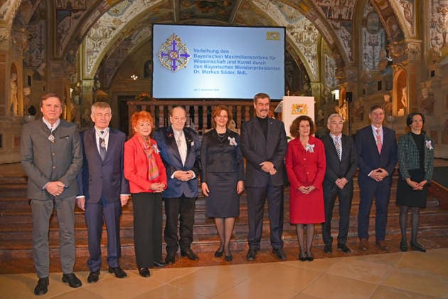 Gruppenbild. Herlinde KOELBL (Foto-Kuenstlerin), v.li:Prof. Dr. Dr. h.c. Ulrich Walter,Prof. Dr. Dr. h.c. Bernd Huber,Herlinde KOELBL.Ralph SIEGEL,Martina GEDECK,Markus SOEDER (Ministerpraesident Bayern und CSU Vorsitzender). Dr. Rachel Salamander, Prof. Dr. Georg Ertl Prof. Dr. Joerg Vogel. Prof. Dr. Maria-Elena Torres-Padilla, Verleihung Bayerischer Maximiliansorden am 03.12.2025 im Antiquariat der Residenz in Muenchen.