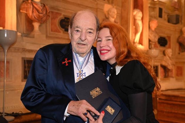 Ralph SIEGEL (Komponist) mit Ehefrau Laura. Verleihung Bayerischer Maximiliansorden am 03.12.2025 im Antiquariat der Residenz in Muenchen.